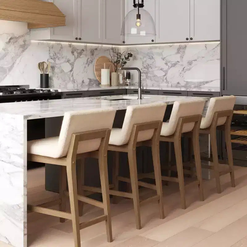 Sgabello da bar Gracie Wood imbottito ad altezza bancone
